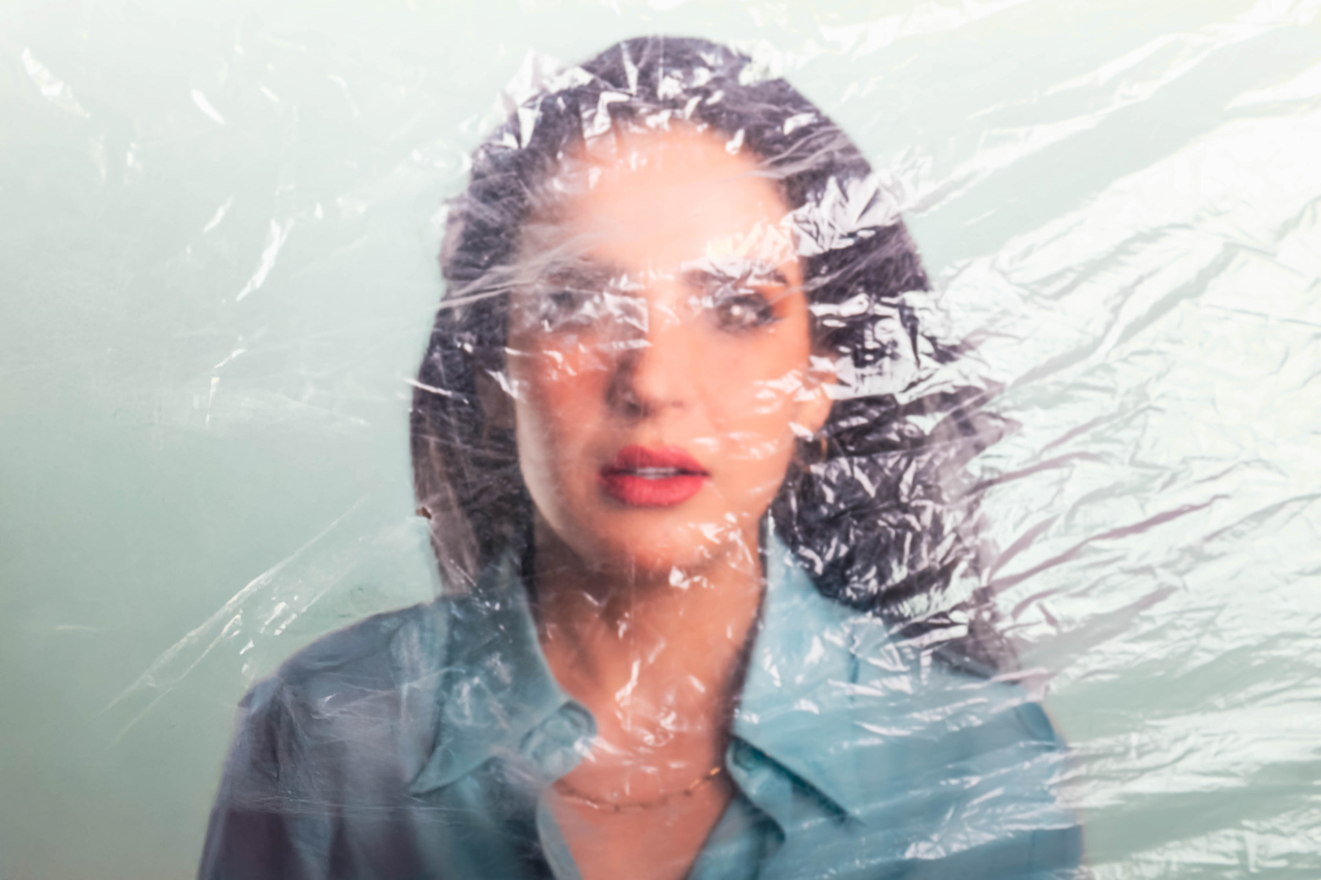 Familia posando feliz durante la sesión